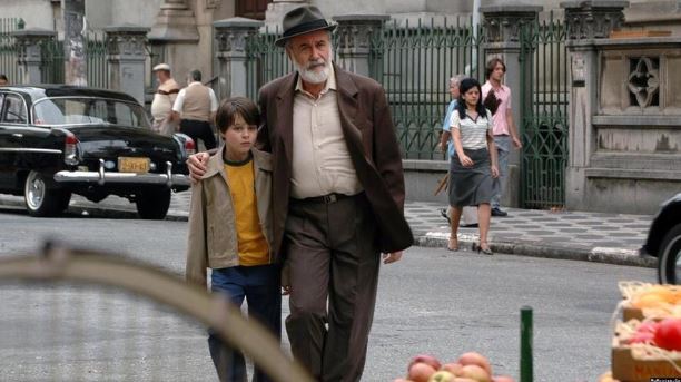 Michel Joelsas e Germano Haiut em O Ano que Meus Pais Saíram de Férias (2005), um excelente filme sobre o tema que dialoga com crianças. (Foto: Divulgação)