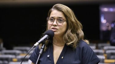 Dep. Helena da Asatur (MDB - RR) - Kayo Magalhães / Câmara dos Deputados... Leia mais em https://www.cartacapital.com.br/politica/justica-torna-deputada-federal-inelegivel-por-compra-de-votos-em-2024/. O conteúdo de CartaCapital está protegido pela legislação brasileira sobre direito autoral. Essa defesa é necessária para manter o jornalismo corajoso e transparente de CartaCapital vivo e acessível a todos