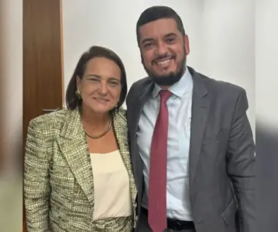 Carla Machado e Rodrigo Bacellar – Reprodução/Instagram... Leia mais em https://www.cartacapital.com.br/politica/quem-e-a-unica-deputada-do-pt-que-votou-pela-liberdade-de-rodrigo-bacellar/. O conteúdo de CartaCapital está protegido pela legislação brasileira sobre direito autoral. Essa defesa é necessária para manter o jornalismo corajoso e transparente de CartaCapital vivo e acessível a todos