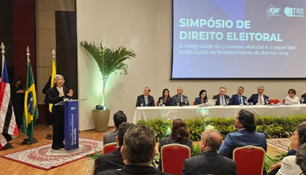 "Não há escolha entre democracia e não democracia", disse a ministra à plateia do evento. Foto: Amanda Mouzinho/Comunicação TRE-MA