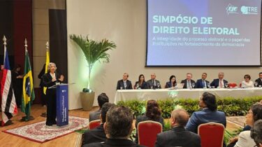 "Não há escolha entre democracia e não democracia", disse a ministra à plateia do evento. Foto: Amanda Mouzinho/Comunicação TRE-MA