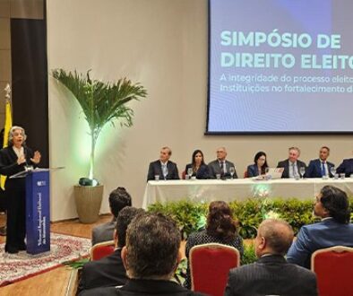 "Não há escolha entre democracia e não democracia", disse a ministra à plateia do evento. Foto: Amanda Mouzinho/Comunicação TRE-MA