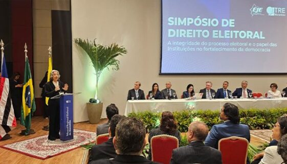 "Não há escolha entre democracia e não democracia", disse a ministra à plateia do evento. Foto: Amanda Mouzinho/Comunicação TRE-MA