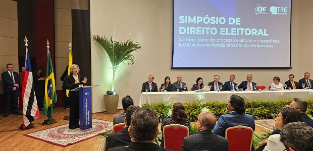 "Não há escolha entre democracia e não democracia", disse a ministra à plateia do evento. Foto: Amanda Mouzinho/Comunicação TRE-MA