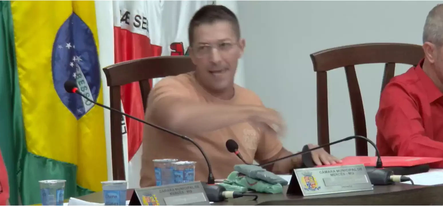 Vereador Marcelio Estevam Teixeira, conhecido como Marcelo Moto Som (Mobiliza), afirmou ter recebido R$ 100 mil de um empresário e proprietário de um posto de combustíveis da cidade, de 66 anos, para apoiar o candidato indicado por ele - Foto: Reprodução/Facebook/Câmara Municipal de Mercês - MG